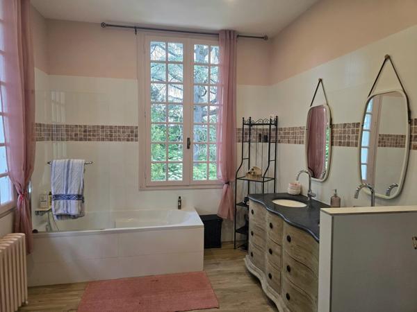 Demeure des années 30 dans un joli parc arborée avec piscine