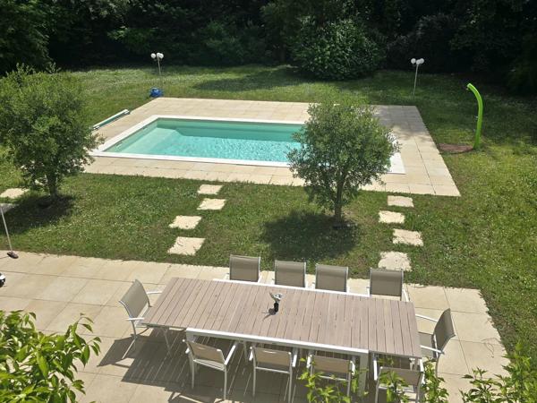 Demeure des années 30 dans un joli parc arborée avec piscine