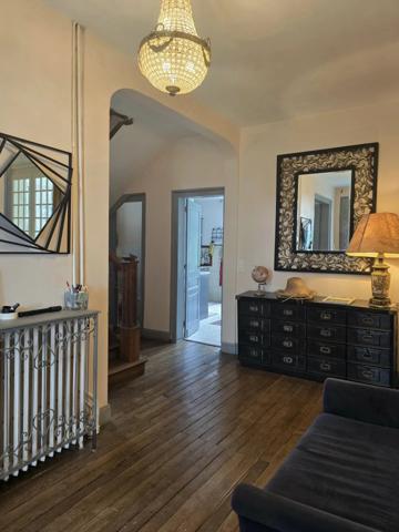 Demeure des années 30 dans un joli parc arborée avec piscine