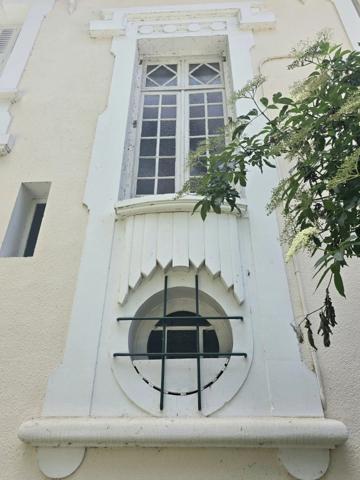 Demeure des années 30 dans un joli parc arborée avec piscine