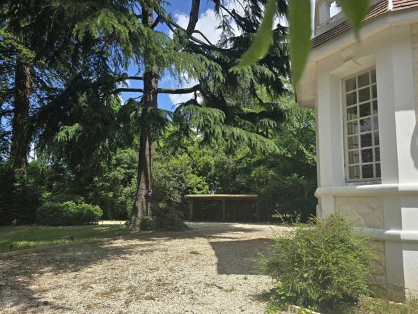 Demeure des années 30 dans un joli parc arborée avec piscine