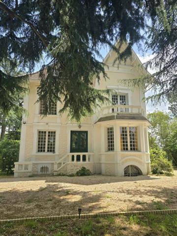 Demeure des années 30 dans un joli parc arborée avec piscine