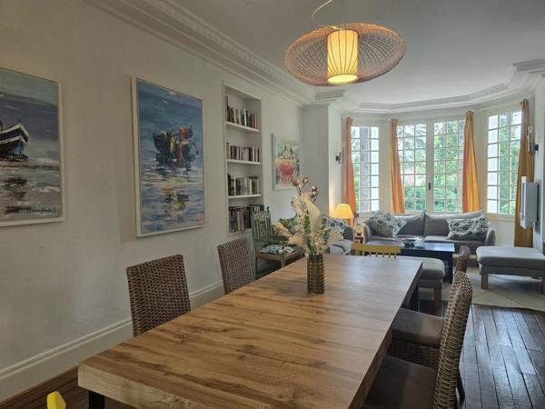 Demeure des années 30 dans un joli parc arborée avec piscine