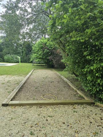 Demeure des années 30 dans un joli parc arborée avec piscine