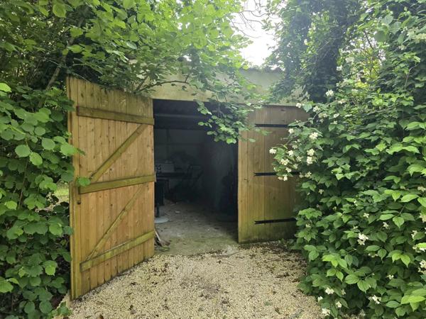 Demeure des années 30 dans un joli parc arborée avec piscine