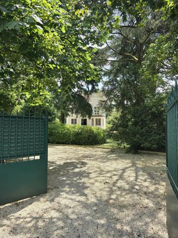 Demeure des années 30 dans un joli parc arborée avec piscine