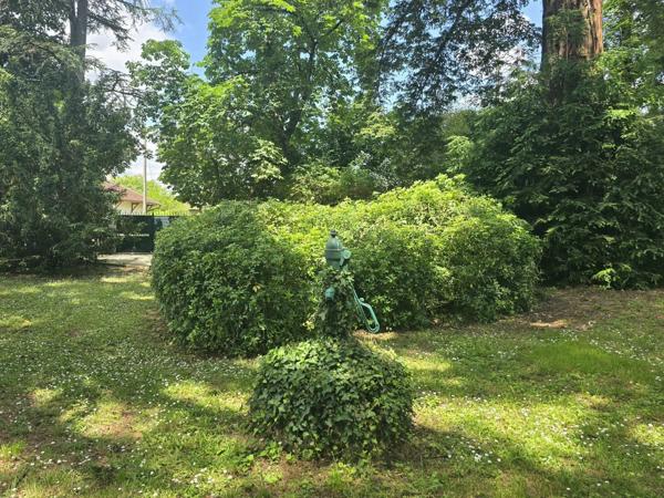 Demeure des années 30 dans un joli parc arborée avec piscine