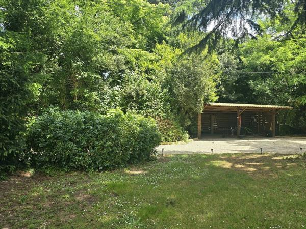 Demeure des années 30 dans un joli parc arborée avec piscine