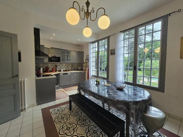 Demeure des années 30 dans un joli parc arborée avec piscine