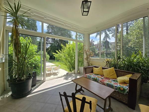 Demeure des années 30 dans un joli parc arborée avec piscine