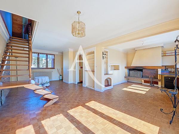 À VENDRE Maison 8 Pièces avec Appartement 2 pièces VERRIERES LE BUISSON