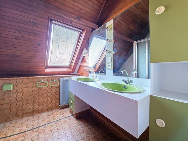 À VENDRE Maison 8 Pièces avec Appartement 2 pièces VERRIERES LE BUISSON