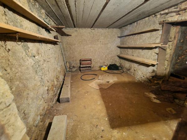 Secteur VEZELISE (54) Ensemble de 2 Fermes et dépendances à rénover / 1000 m2 env Terrain