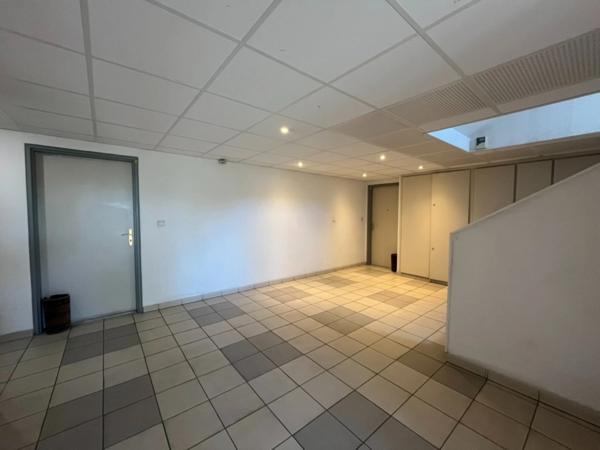 MARSEILLE Château-Gombert – INVESTISSEMENT SECURISE : T2 LOUE 37m2 + BALCON + PLACE DE PARKING