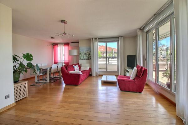 Appartement  MEUBLE - 3 chambres - terrasse - garage - LYON 8 GRAND TROU