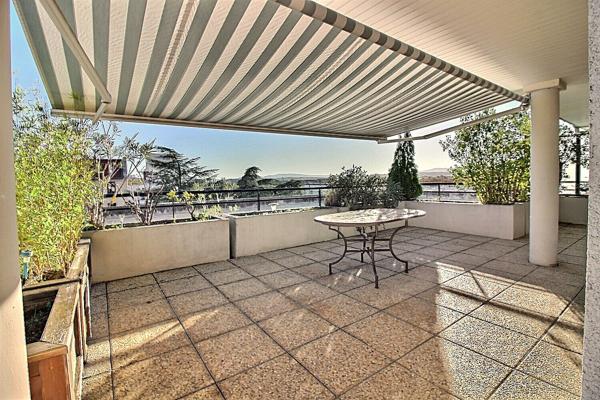 Appartement  MEUBLE - 3 chambres - terrasse - garage - LYON 8 GRAND TROU