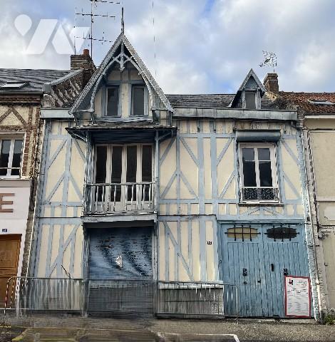 Commune d'Airaines, une maison de ville avec une entrée cochère