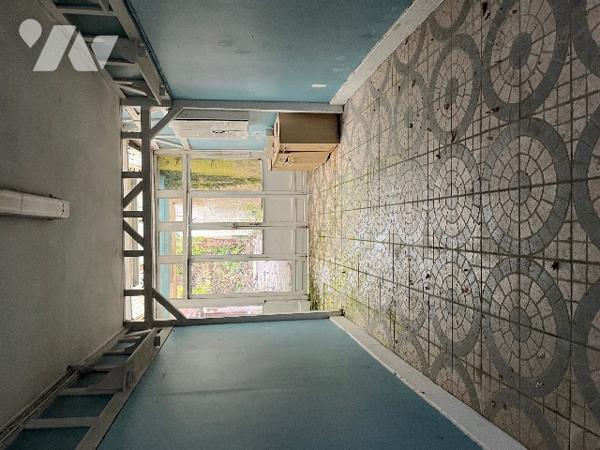 Commune d'Airaines, une maison de ville avec une entrée cochère