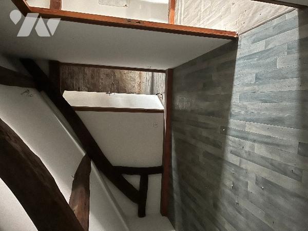 Commune d'Airaines, une maison de ville avec une entrée cochère