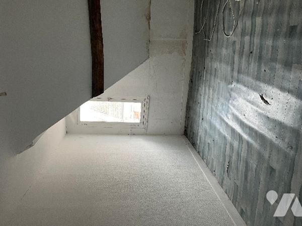 Commune d'Airaines, une maison de ville avec une entrée cochère