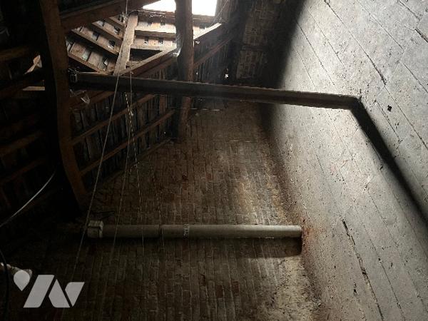 Commune d'Airaines, une maison de ville avec une entrée cochère