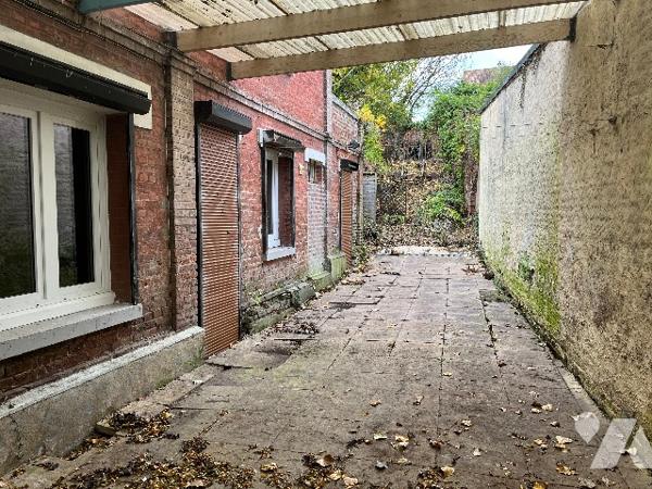 Commune d'Airaines, une maison de ville avec une entrée cochère