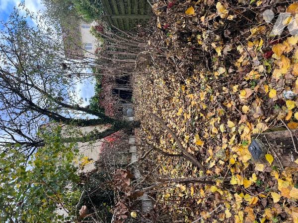 Commune d'Airaines, une maison de ville avec une entrée cochère