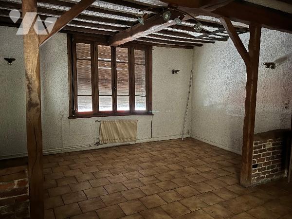 Commune d'Airaines, une maison de ville avec une entrée cochère