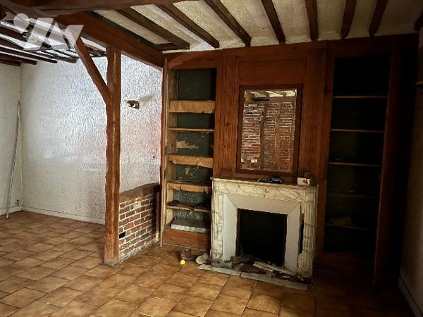 Commune d'Airaines, une maison de ville avec une entrée cochère