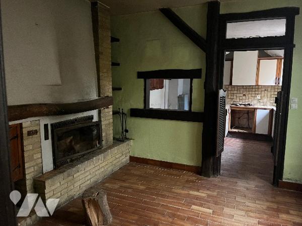 Commune d'Airaines, une maison de ville avec une entrée cochère