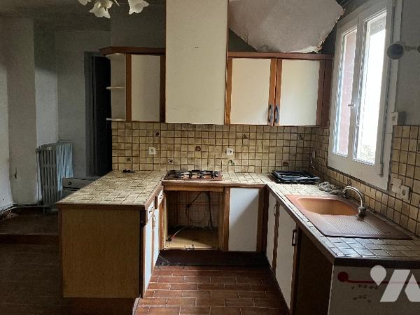 Commune d'Airaines, une maison de ville avec une entrée cochère