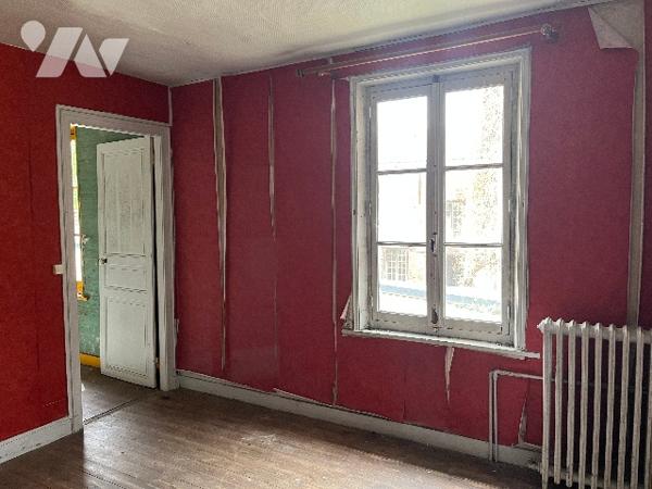 Commune d'Airaines, une maison de ville avec une entrée cochère