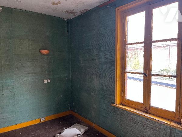 Commune d'Airaines, une maison de ville avec une entrée cochère