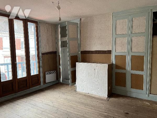 Commune d'Airaines, une maison de ville avec une entrée cochère