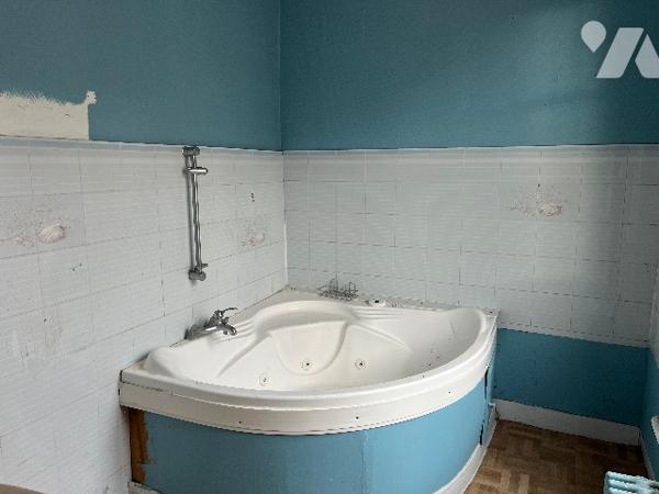 Commune d'Airaines, une maison de ville avec une entrée cochère