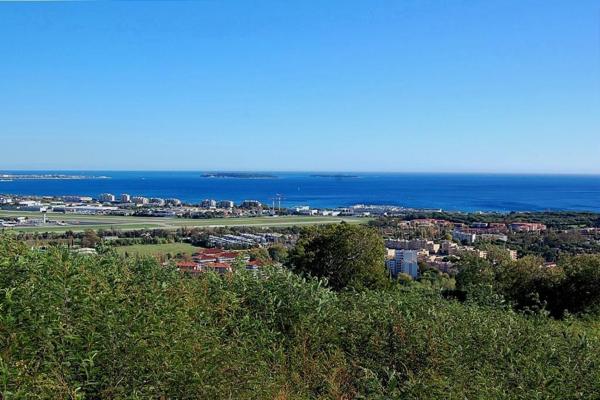 Mandelieu-la-Napoule (06210) Rare et magnifique terrain plat de 3354m² sur les hauteurs de Mandelieubénéficiant d' une splendide ...