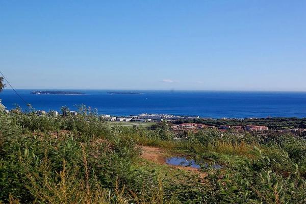 Mandelieu-la-Napoule (06210) Rare et magnifique terrain plat de 3354m² sur les hauteurs de Mandelieubénéficiant d' une splendide ...