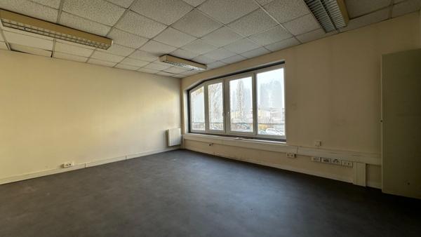 Locaux d'activité de 1 145 m2 à vendre sur une parcelle de 3 765 m2, zone d'activités de Nogent Sur Oise