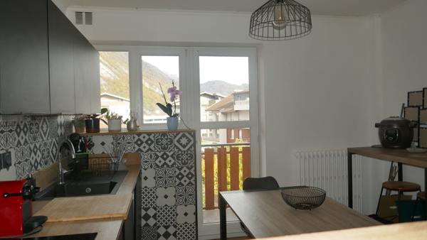 FAVERGES. APPARTEMENT 3 PIECES AVEC CAVE