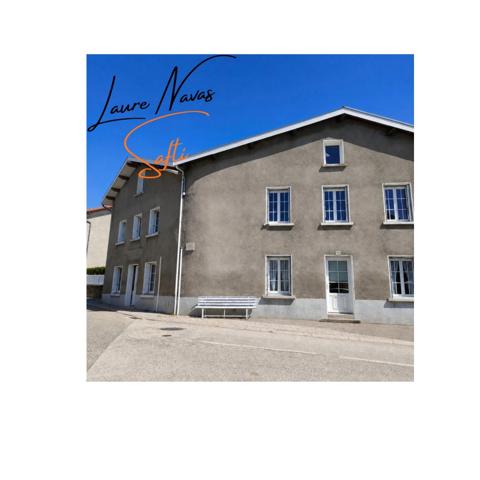 Tombez sous le charme de cette grande propriété avec sa petite maison annexe, parfaite pour un gîte, cuisine d'été, atelier ou espace invité.