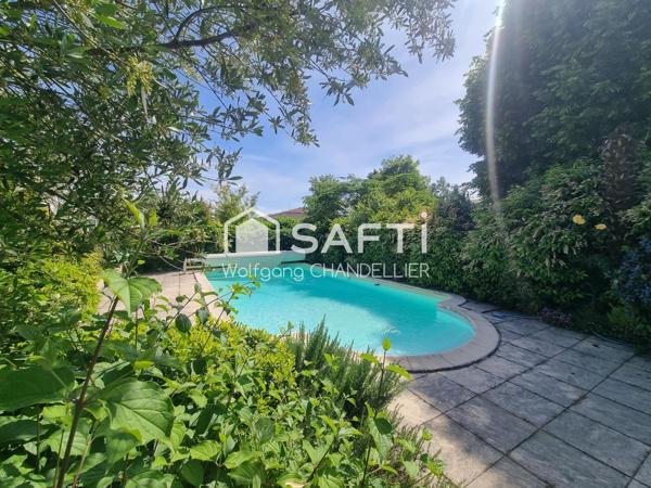 Maison avec panneaux solaire, piscine et garage!