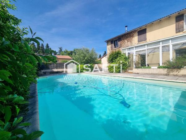 Maison avec panneaux solaire, piscine et garage!