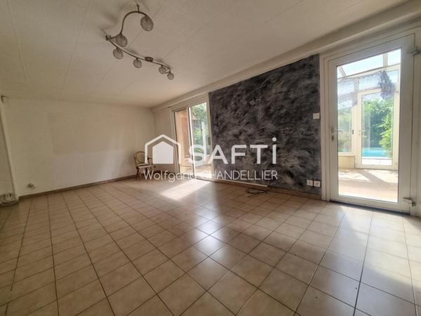 Maison avec panneaux solaire, piscine et garage!