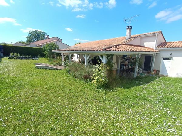 Maison de plain-pied avec jardin arboré – Magnac-sur-Touvre