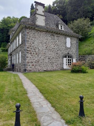 DOMAINE ET DEPENDANCES AUX "PORTES D' AURILLAC" SUR TERRAIN BOISE DE 3 Ha