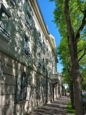 BSK immobilier – Hyun Jee FRADET vous présente une opportunité d'investissement d'un studio avec 1 place de parking 
VENDU LOUÉ, Investissement en LMNP / Rentabilité brute à 6 %
Studea Val d'Europe - Etudiants (GÉRÉ 100% PAR NEXITY STUDEA sous bail commercial)

Le studio en RDC se compose d'une entrée, d'une salle de bain, d'une kitchenette et d'une pièce de vie agréable en rez-de -chaussée. 
1 place de parking en sous-sol complète le bien.
A deux pas de Val d'Europe, il bénéficie d'un emplacement premium.
Superficie : 19,38 m²
Charges : 83 € / mois (déductible)
Taxe Foncière : 510 € (déductible)

✨ Les points forts de l'investissement : Revenus Sécurisés 
Loyer garanti de 5000 € HT/an, que le logement soit occupé ou non !
Zéro Gestion : Aucune recherche de locataire, aucune gestion des impayés !
Contactez-moi pour plus d'informations.
* Pour vous accompagner au mieux, merci de munir d'une pièce d'identité.
Un point sur le financement sera également effectué en amont de la visite. *