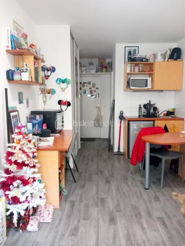 BSK immobilier – Hyun Jee FRADET vous présente une opportunité d'investissement d'un studio avec 1 place de parking 
VENDU LOUÉ, Investissement en LMNP / Rentabilité brute à 6 %
Studea Val d'Europe - Etudiants (GÉRÉ 100% PAR NEXITY STUDEA sous bail commercial)

Le studio en RDC se compose d'une entrée, d'une salle de bain, d'une kitchenette et d'une pièce de vie agréable en rez-de -chaussée. 
1 place de parking en sous-sol complète le bien.
A deux pas de Val d'Europe, il bénéficie d'un emplacement premium.
Superficie : 19,38 m²
Charges : 83 € / mois (déductible)
Taxe Foncière : 510 € (déductible)

✨ Les points forts de l'investissement : Revenus Sécurisés 
Loyer garanti de 5000 € HT/an, que le logement soit occupé ou non !
Zéro Gestion : Aucune recherche de locataire, aucune gestion des impayés !
Contactez-moi pour plus d'informations.
* Pour vous accompagner au mieux, merci de munir d'une pièce d'identité.
Un point sur le financement sera également effectué en amont de la visite. *
