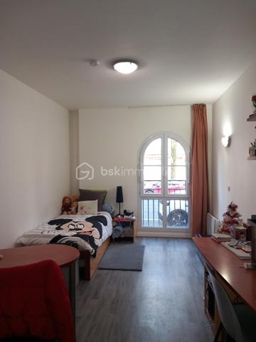 BSK immobilier – Hyun Jee FRADET vous présente une opportunité d'investissement d'un studio avec 1 place de parking 
VENDU LOUÉ, Investissement en LMNP / Rentabilité brute à 6 %
Studea Val d'Europe - Etudiants (GÉRÉ 100% PAR NEXITY STUDEA sous bail commercial)

Le studio en RDC se compose d'une entrée, d'une salle de bain, d'une kitchenette et d'une pièce de vie agréable en rez-de -chaussée. 
1 place de parking en sous-sol complète le bien.
A deux pas de Val d'Europe, il bénéficie d'un emplacement premium.
Superficie : 19,38 m²
Charges : 83 € / mois (déductible)
Taxe Foncière : 510 € (déductible)

✨ Les points forts de l'investissement : Revenus Sécurisés 
Loyer garanti de 5000 € HT/an, que le logement soit occupé ou non !
Zéro Gestion : Aucune recherche de locataire, aucune gestion des impayés !
Contactez-moi pour plus d'informations.
* Pour vous accompagner au mieux, merci de munir d'une pièce d'identité.
Un point sur le financement sera également effectué en amont de la visite. *