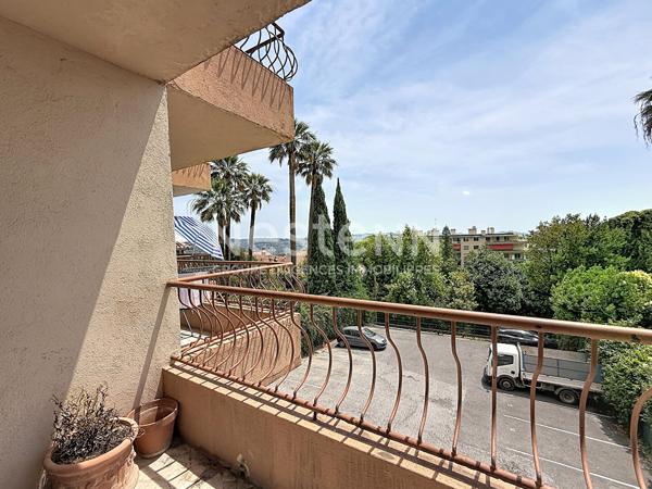 Exclusivité, Appartement Grasse 3 pièce(s) 2 chambres, 58 m2, terrasse et deux balcons, Vue dégagée