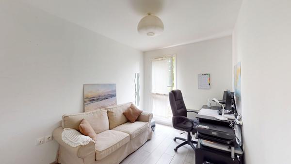 Bel appartement rez de jardin de 60m² et 2 places de parking à 10 minutes à pied de la gare de MANTES LA JOLIE